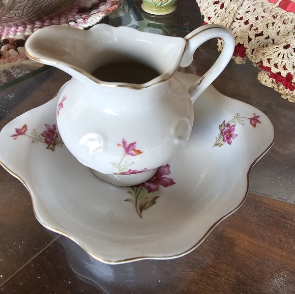 Vintage small tea pitcher with basin - Picture 2 of 5
